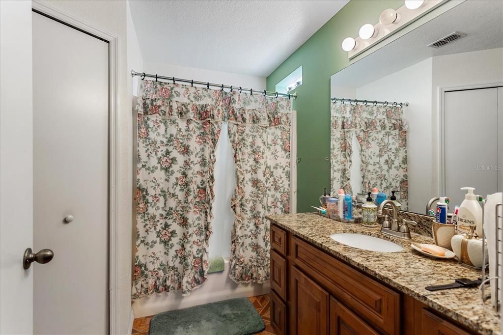 合同活跃: $315,000 (4 贝兹, 2 浴室, 1396 平方英尺)