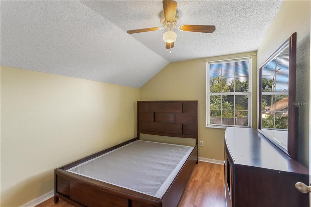 合同活跃: $315,000 (4 贝兹, 2 浴室, 1396 平方英尺)