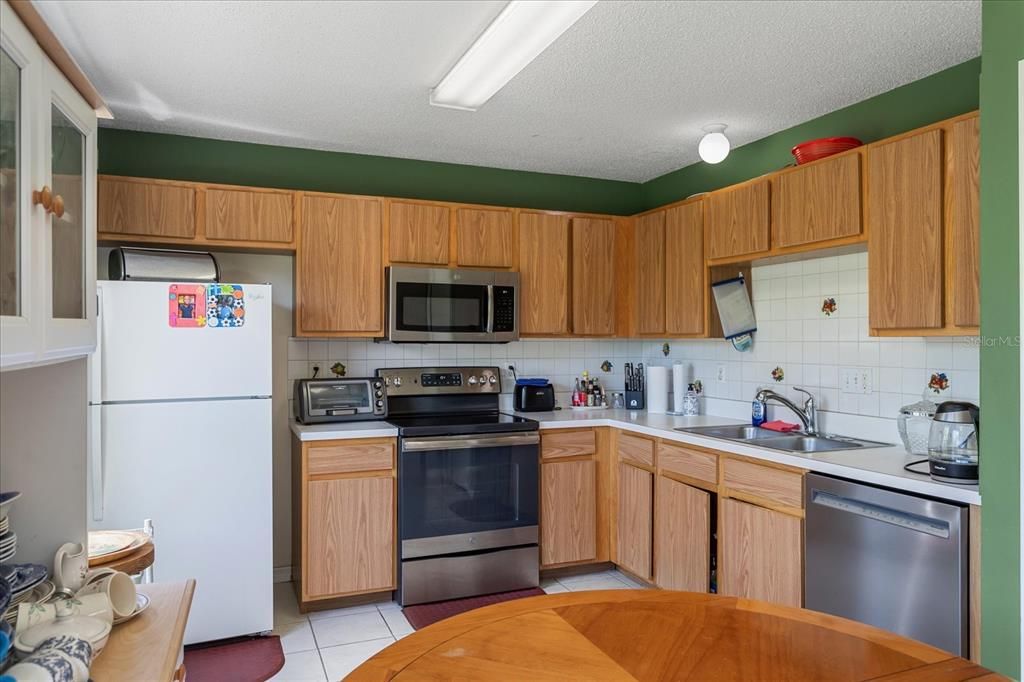 合同活跃: $315,000 (4 贝兹, 2 浴室, 1396 平方英尺)