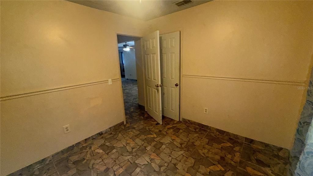 出租: $1,200 (2 贝兹, 1 浴室, 900 平方英尺)