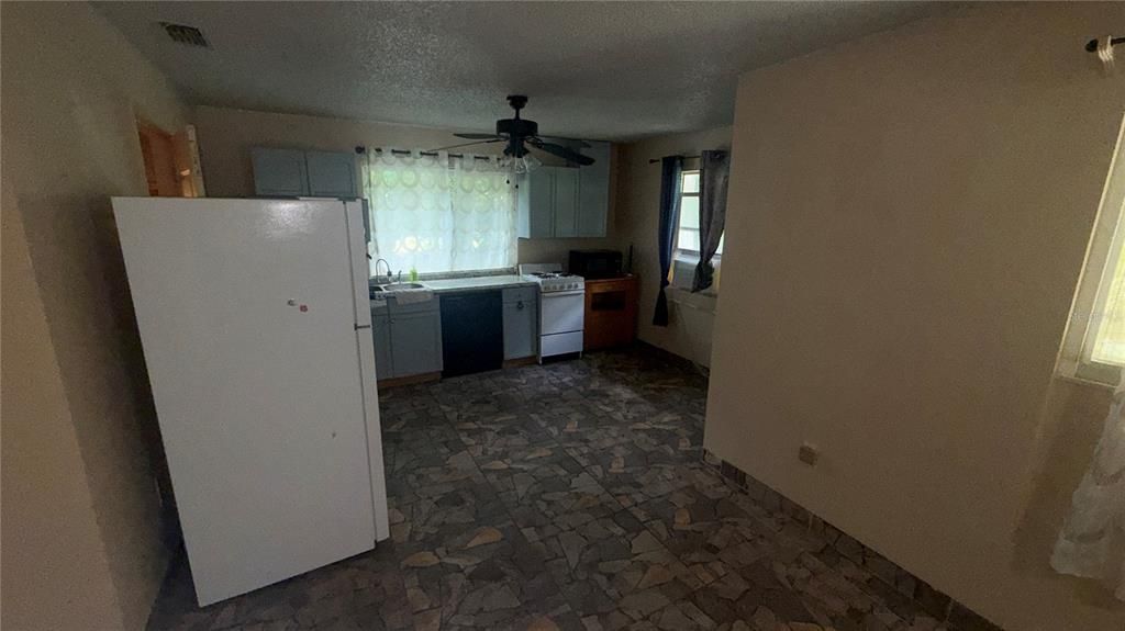 出租: $1,200 (2 贝兹, 1 浴室, 900 平方英尺)