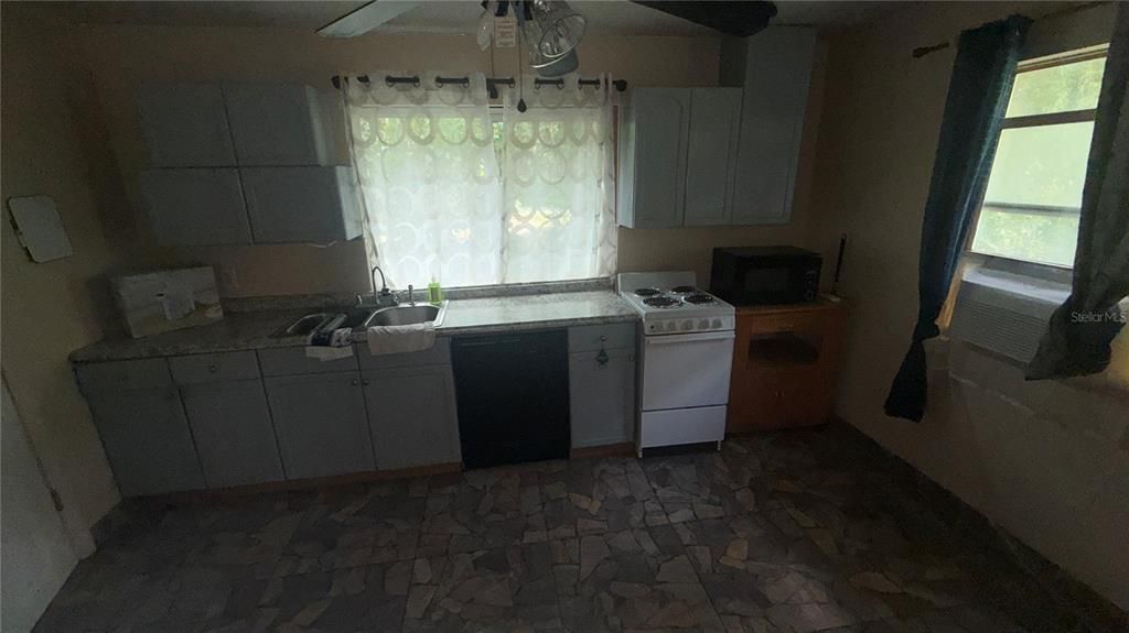 出租: $1,200 (2 贝兹, 1 浴室, 900 平方英尺)