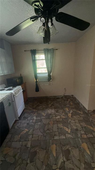 出租: $1,200 (2 贝兹, 1 浴室, 900 平方英尺)