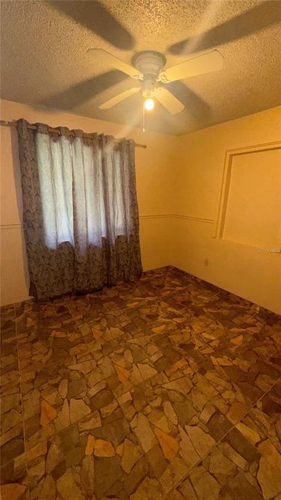 出租: $1,200 (2 贝兹, 1 浴室, 900 平方英尺)