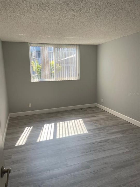 待售: $140,000 (1 贝兹, 1 浴室, 714 平方英尺)