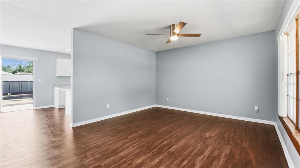 For Sale: $349,500 (3 beds, 2 baths, 1097 Square Feet)