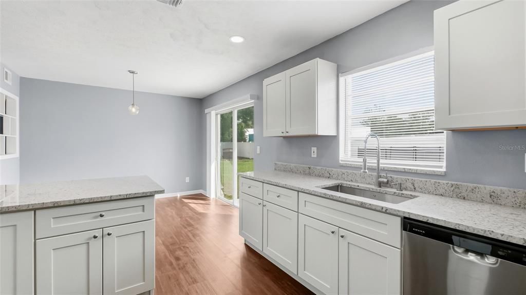 For Sale: $349,500 (3 beds, 2 baths, 1097 Square Feet)