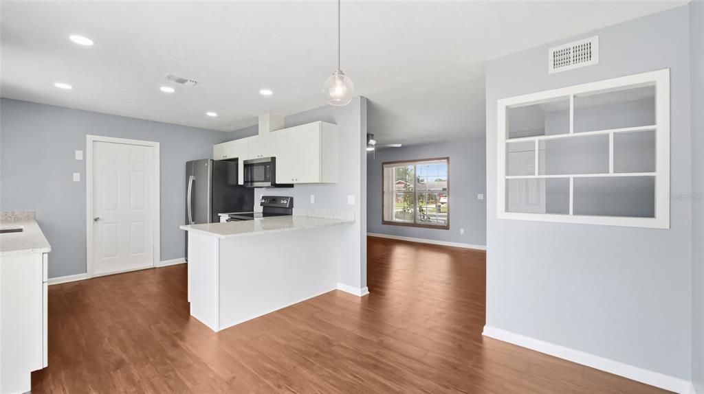 For Sale: $349,500 (3 beds, 2 baths, 1097 Square Feet)