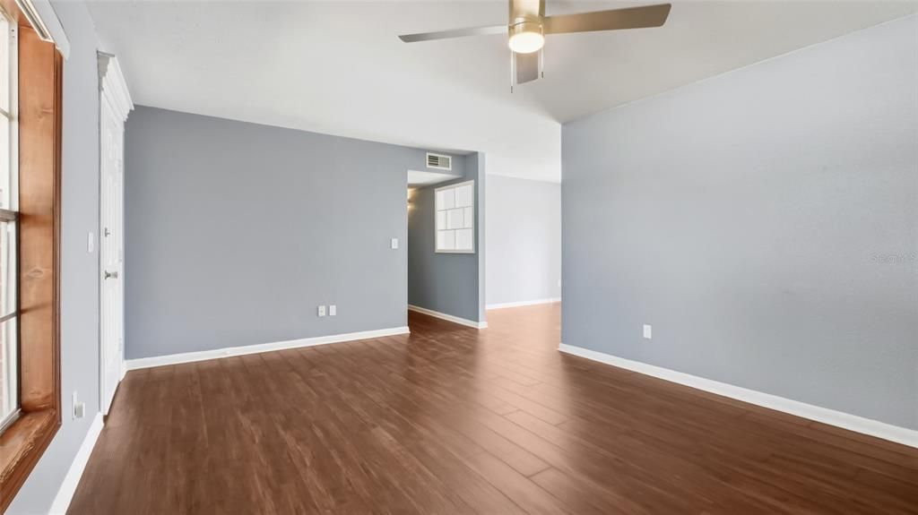 For Sale: $349,500 (3 beds, 2 baths, 1097 Square Feet)