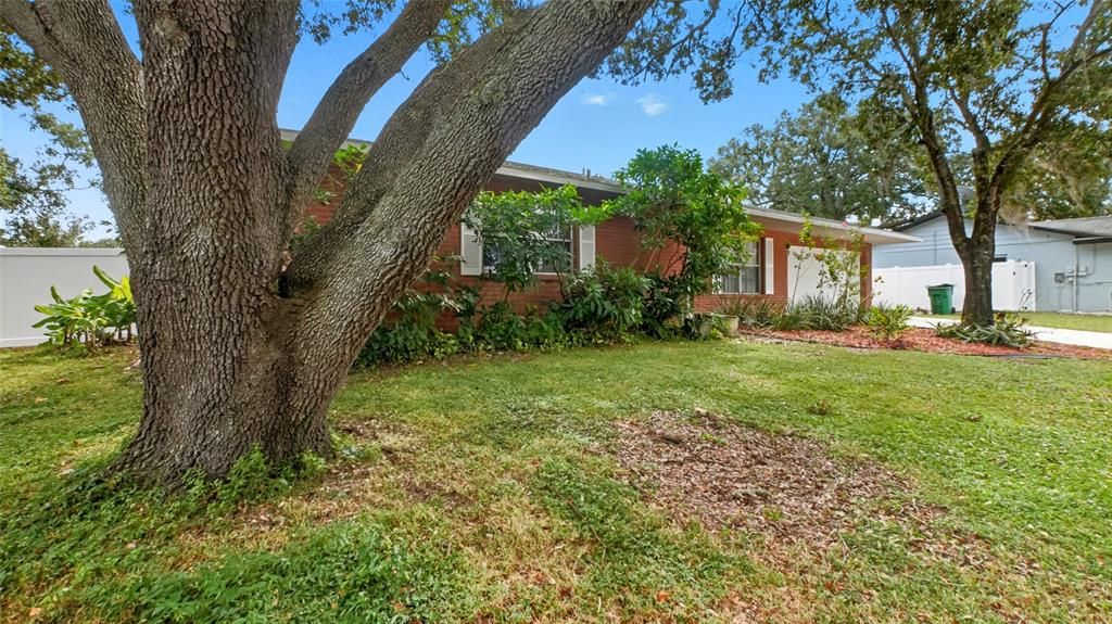 For Sale: $349,500 (3 beds, 2 baths, 1097 Square Feet)