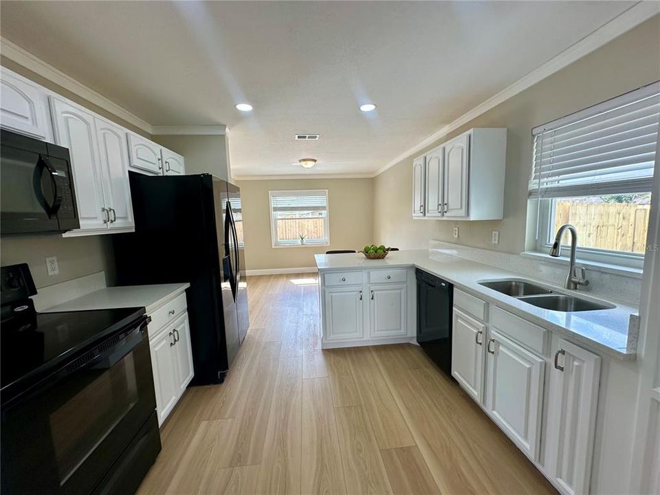 合同活跃: $336,000 (3 贝兹, 2 浴室, 1506 平方英尺)