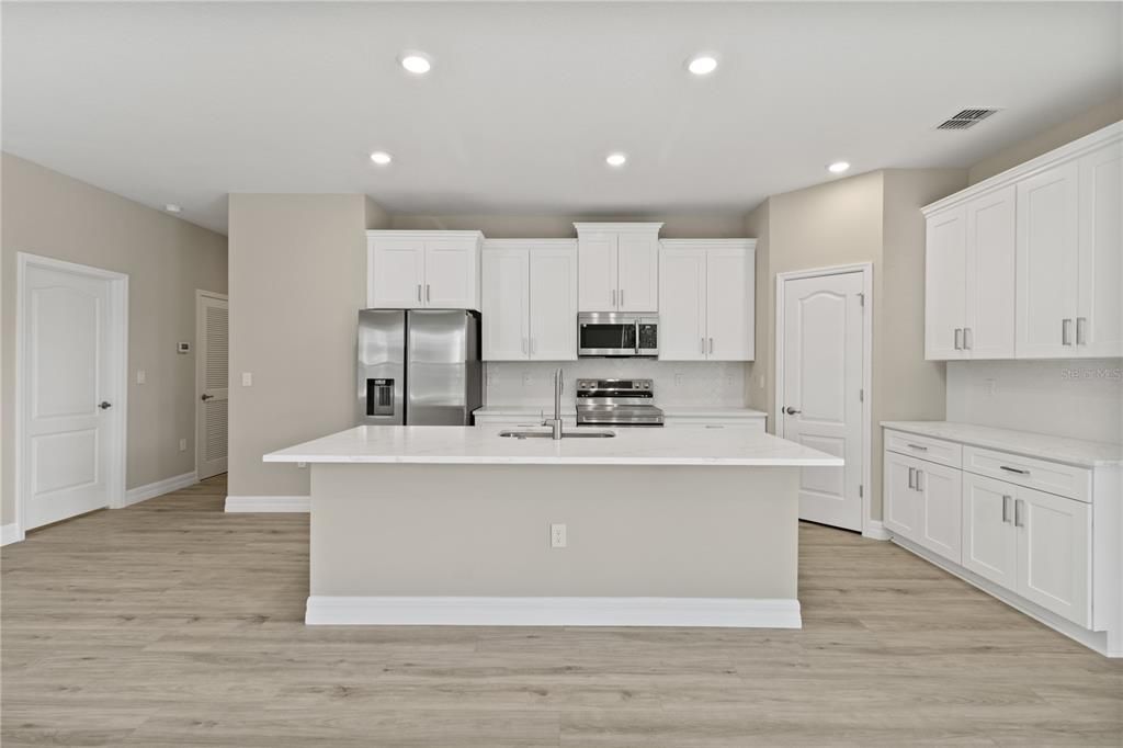 En Venta: $374,900 (4 camas, 3 baños, 1990 Pies cuadrados)