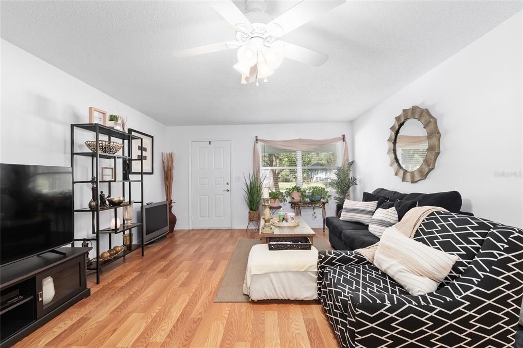 For Sale: $127,000 (2 beds, 2 baths, 1196 Square Feet)