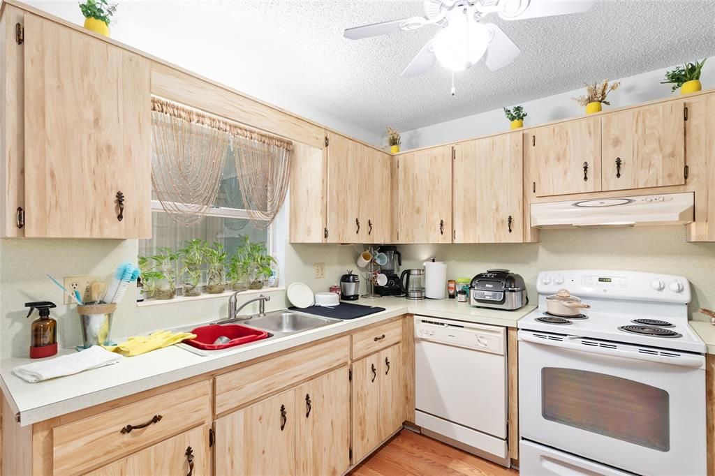 For Sale: $127,000 (2 beds, 2 baths, 1196 Square Feet)