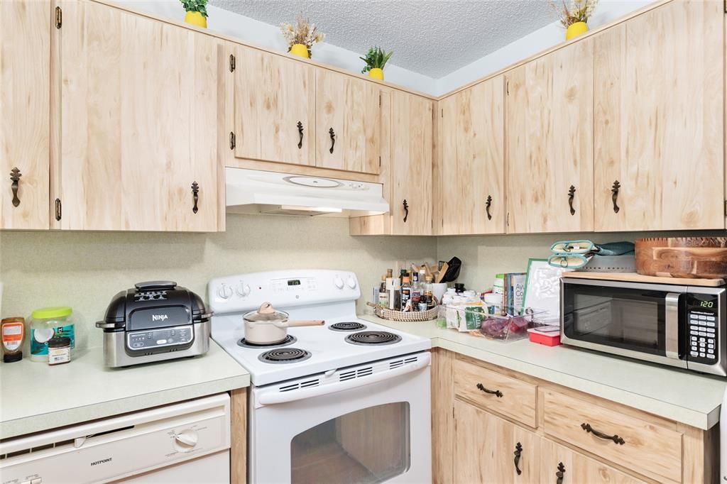For Sale: $127,000 (2 beds, 2 baths, 1196 Square Feet)