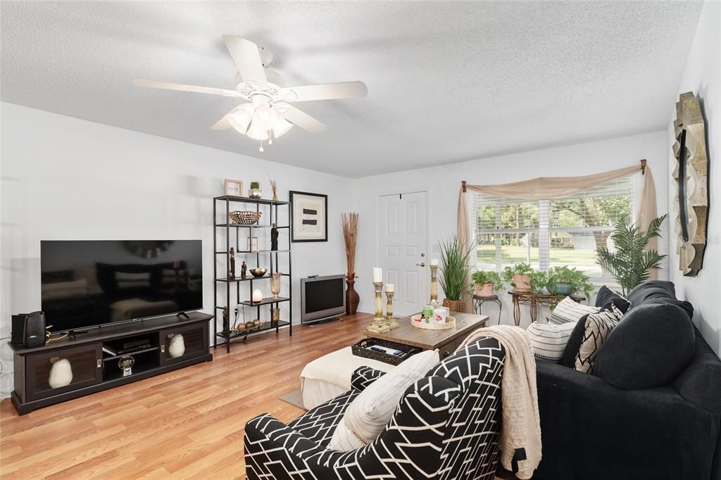 For Sale: $127,000 (2 beds, 2 baths, 1196 Square Feet)