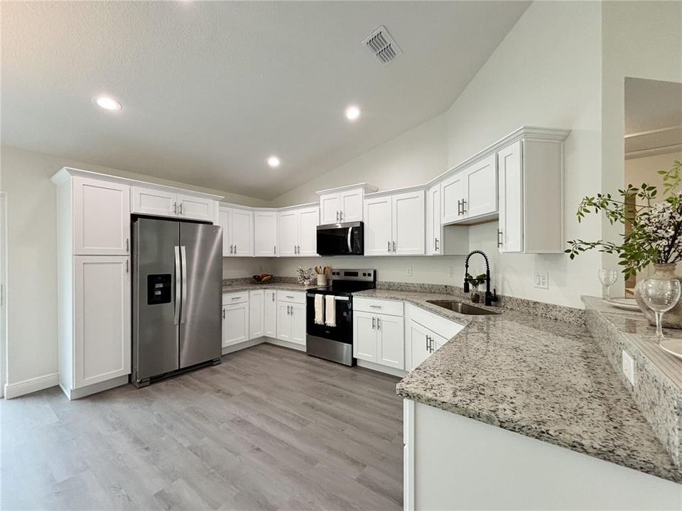 合同活跃: $225,900 (3 贝兹, 2 浴室, 1317 平方英尺)