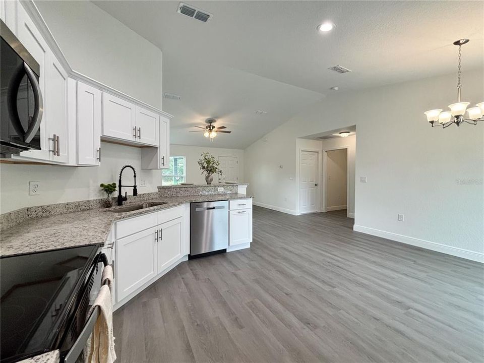 合同活跃: $225,900 (3 贝兹, 2 浴室, 1317 平方英尺)