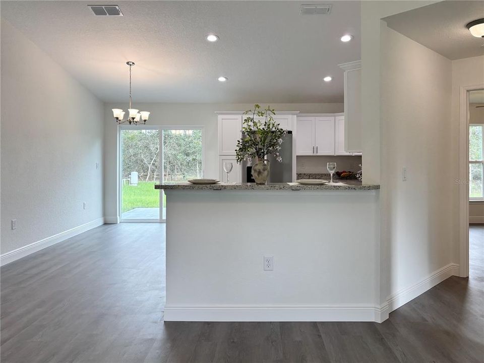 合同活跃: $225,900 (3 贝兹, 2 浴室, 1317 平方英尺)