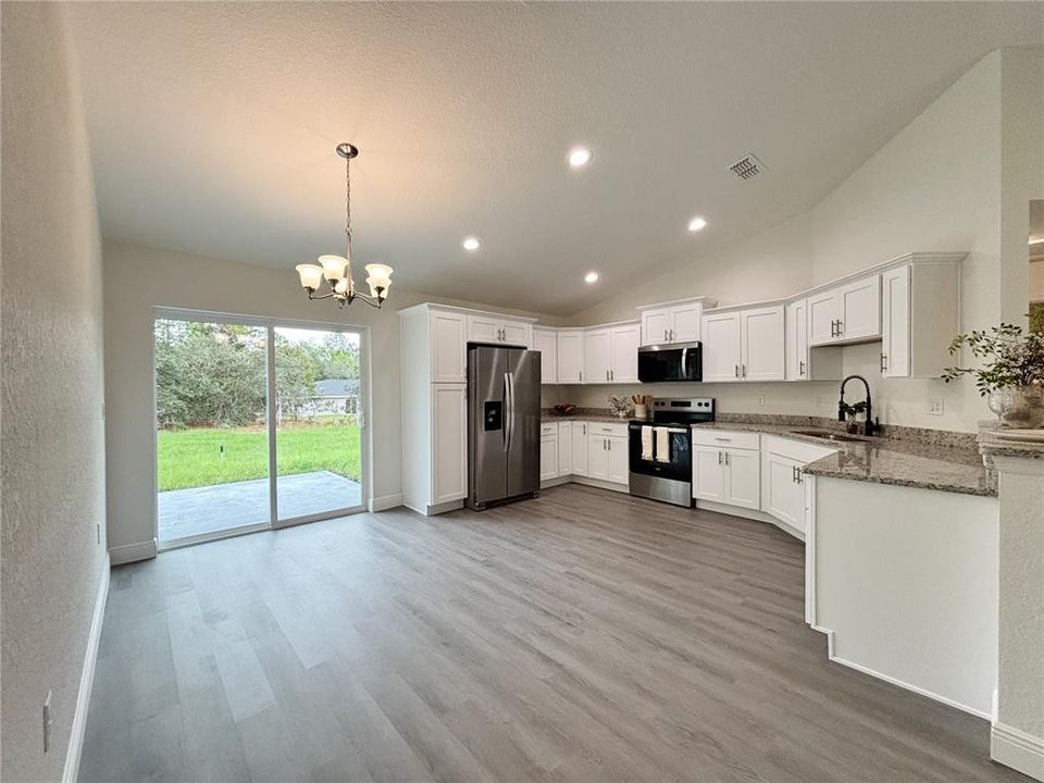 合同活跃: $225,900 (3 贝兹, 2 浴室, 1317 平方英尺)