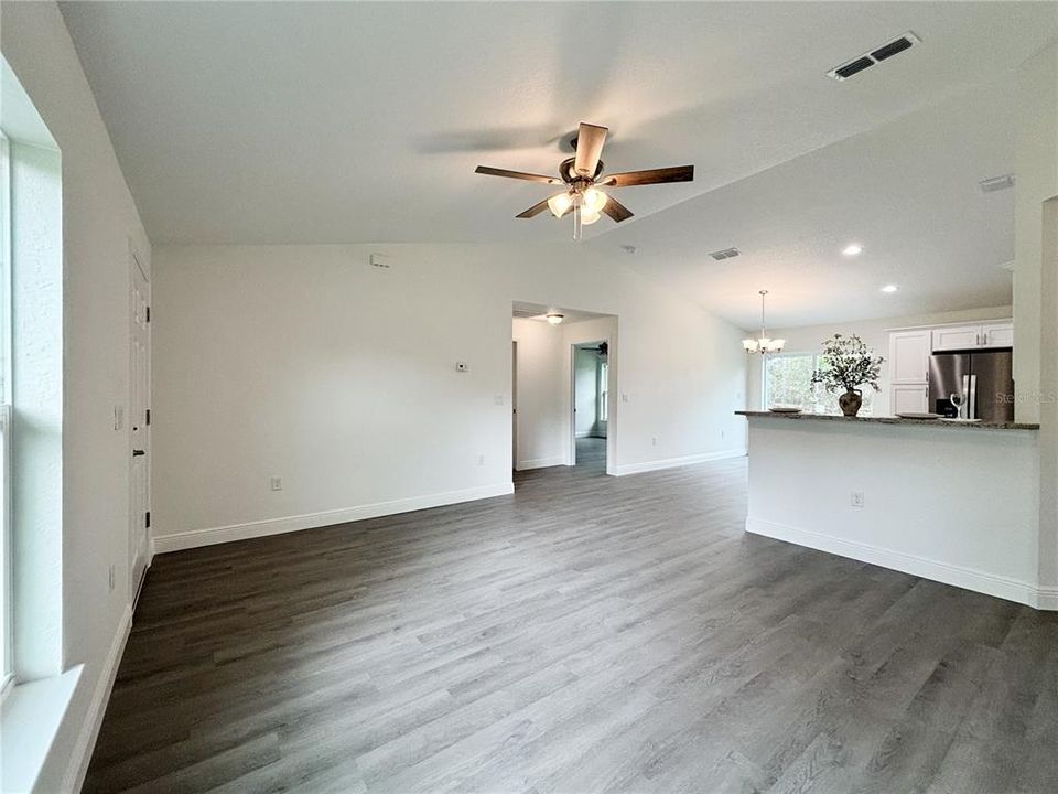 合同活跃: $225,900 (3 贝兹, 2 浴室, 1317 平方英尺)