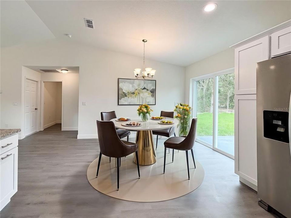 合同活跃: $225,900 (3 贝兹, 2 浴室, 1317 平方英尺)