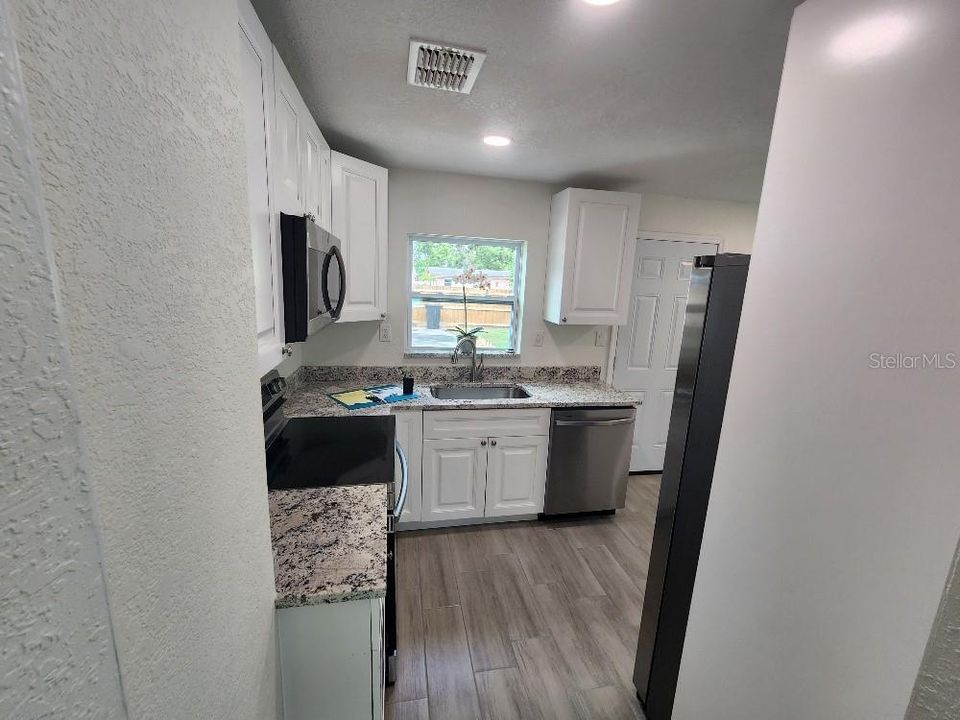 合同活跃: $249,000 (2 贝兹, 1 浴室, 744 平方英尺)