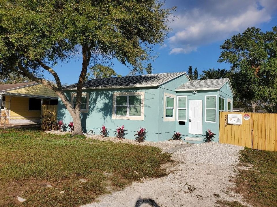 合同活跃: $249,000 (2 贝兹, 1 浴室, 744 平方英尺)