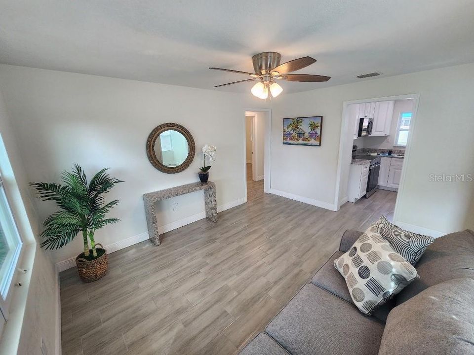 合同活跃: $249,000 (2 贝兹, 1 浴室, 744 平方英尺)