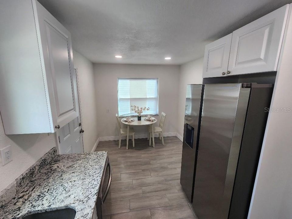 合同活跃: $249,000 (2 贝兹, 1 浴室, 744 平方英尺)