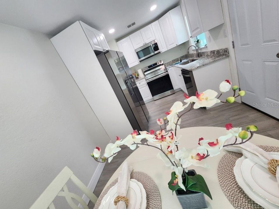 合同活跃: $249,000 (2 贝兹, 1 浴室, 744 平方英尺)