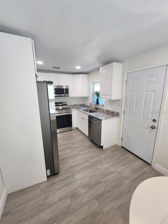 合同活跃: $249,000 (2 贝兹, 1 浴室, 744 平方英尺)