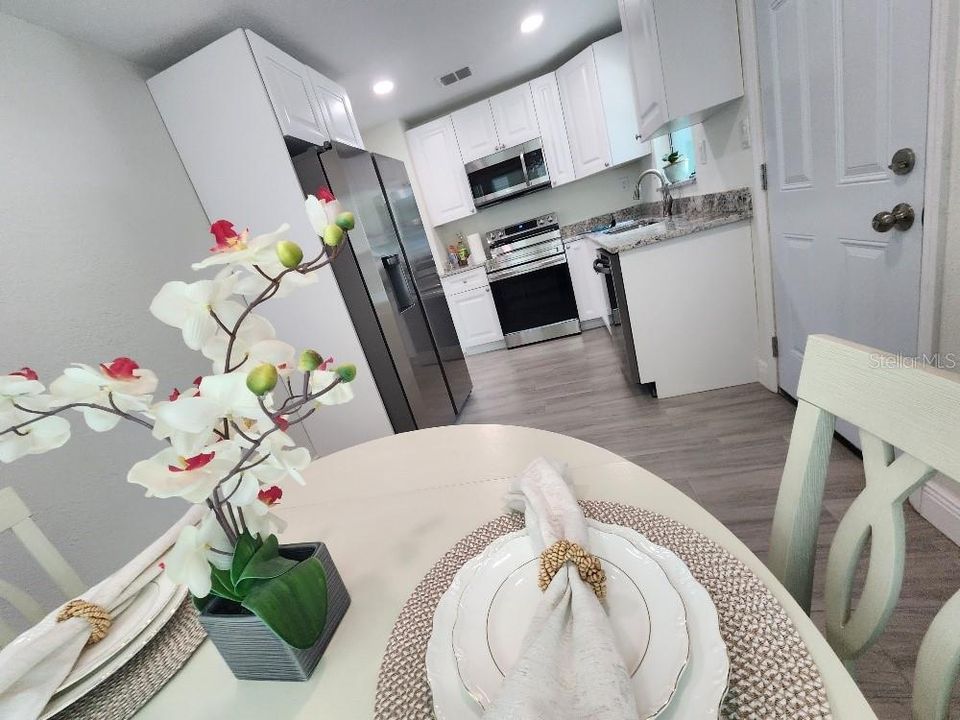 合同活跃: $249,000 (2 贝兹, 1 浴室, 744 平方英尺)