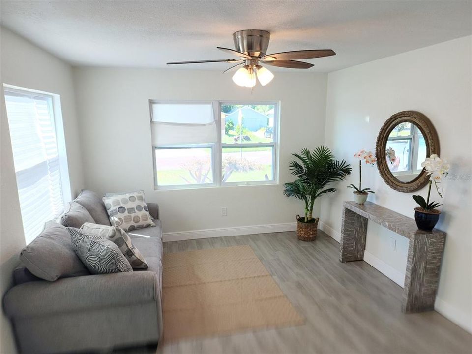 合同活跃: $249,000 (2 贝兹, 1 浴室, 744 平方英尺)