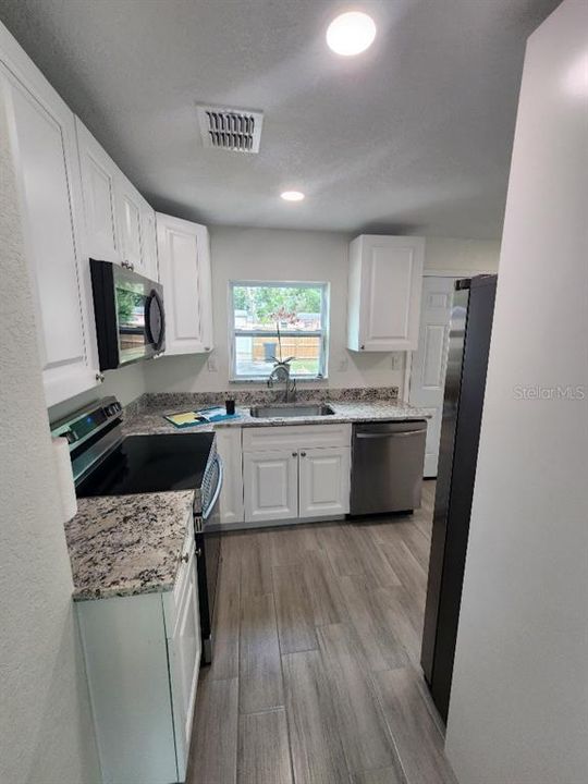 合同活跃: $249,000 (2 贝兹, 1 浴室, 744 平方英尺)