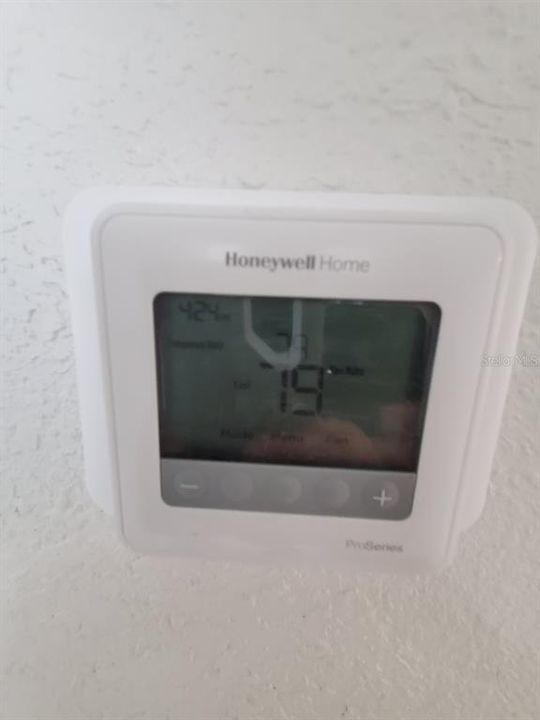 合同活跃: $249,000 (2 贝兹, 1 浴室, 744 平方英尺)