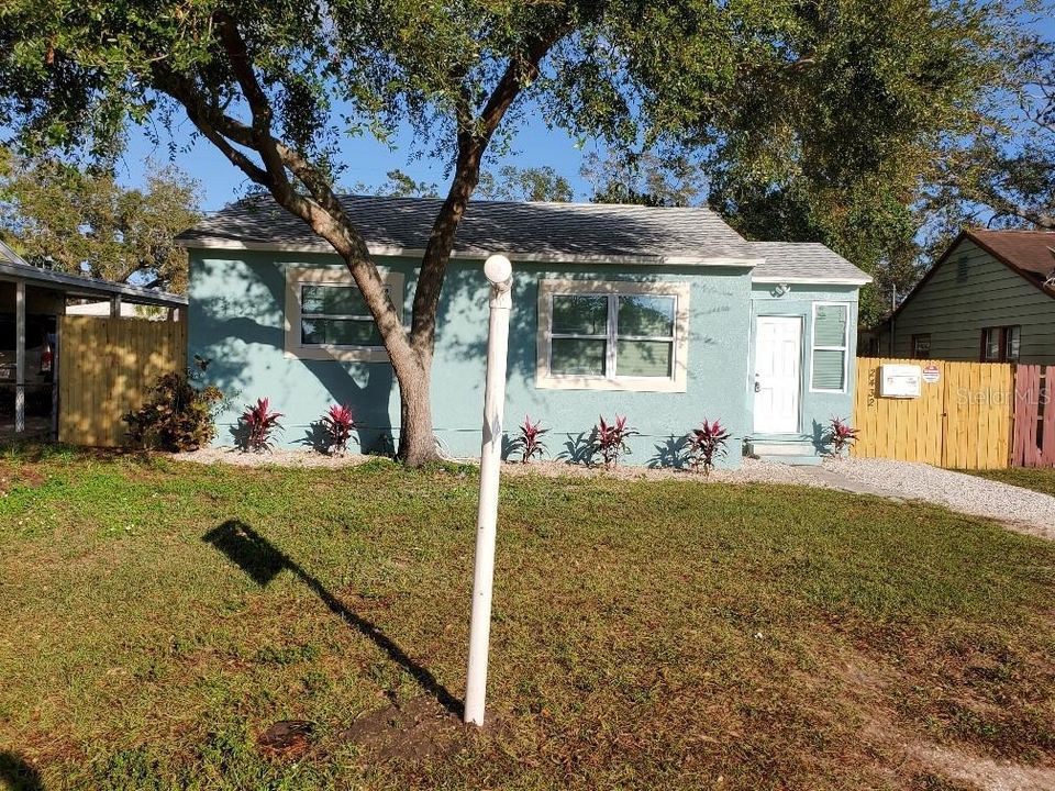 合同活跃: $249,000 (2 贝兹, 1 浴室, 744 平方英尺)