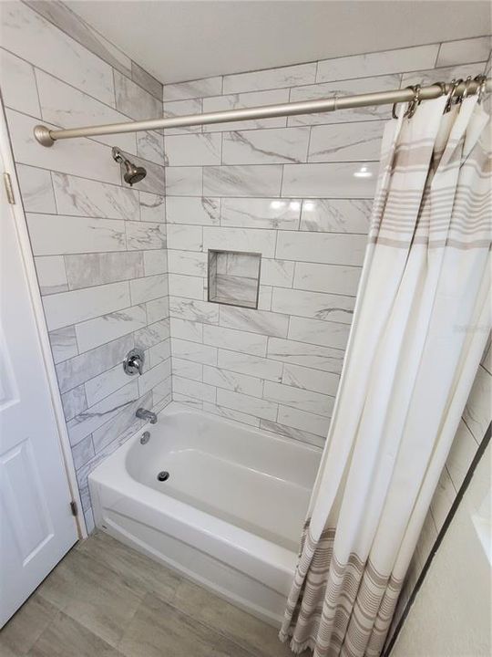 合同活跃: $249,000 (2 贝兹, 1 浴室, 744 平方英尺)