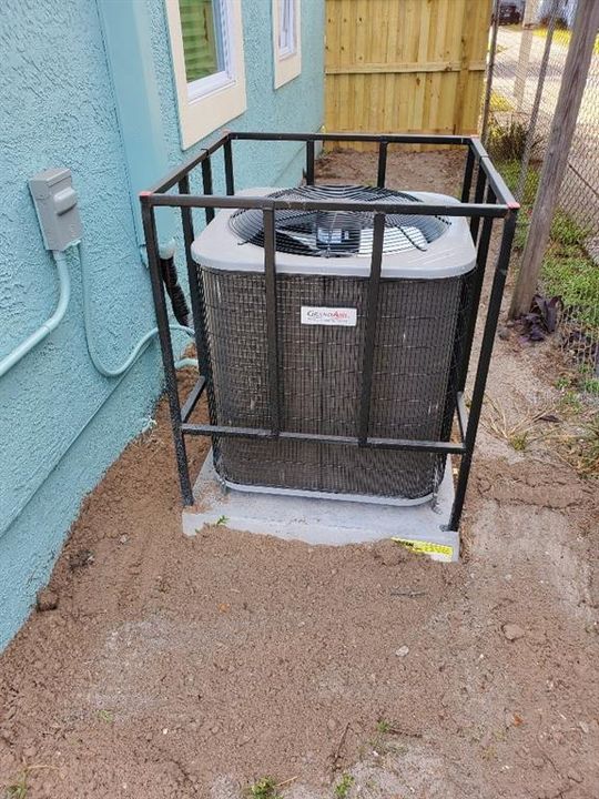 合同活跃: $249,000 (2 贝兹, 1 浴室, 744 平方英尺)