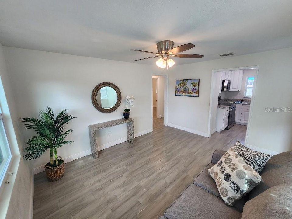 合同活跃: $249,000 (2 贝兹, 1 浴室, 744 平方英尺)