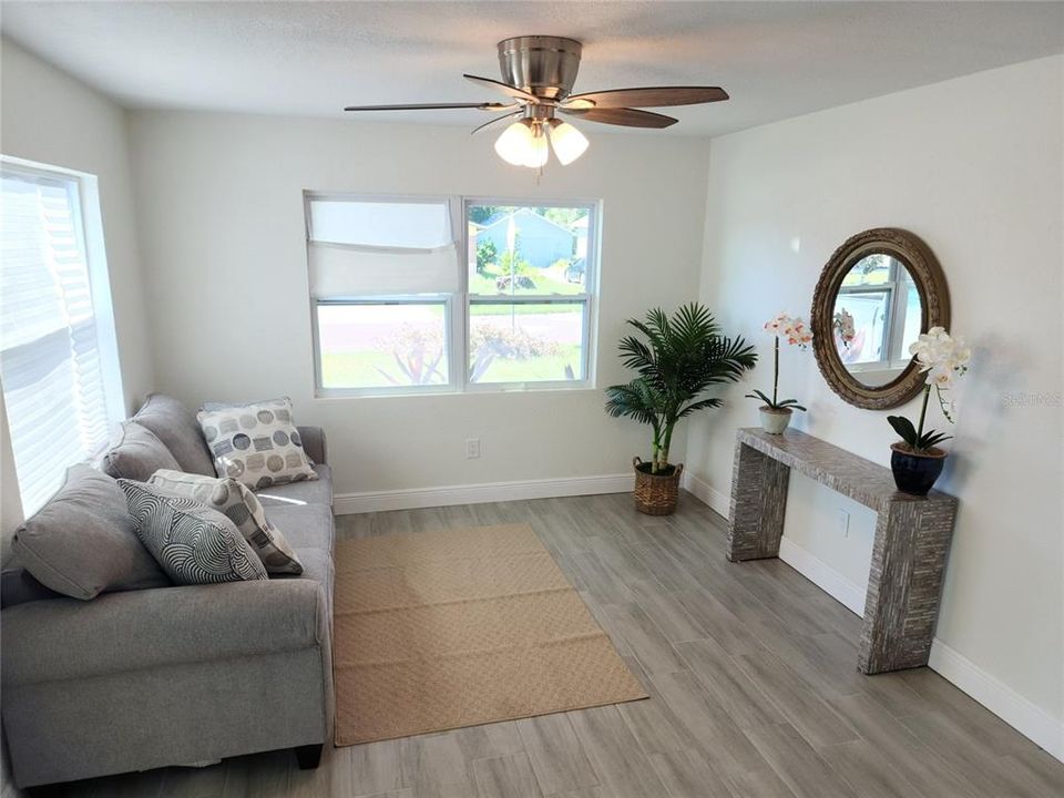 合同活跃: $249,000 (2 贝兹, 1 浴室, 744 平方英尺)