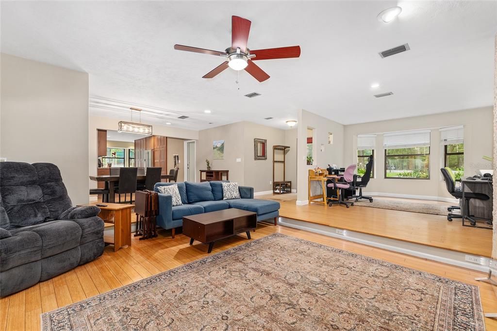 合同活跃: $469,000 (4 贝兹, 3 浴室, 2427 平方英尺)