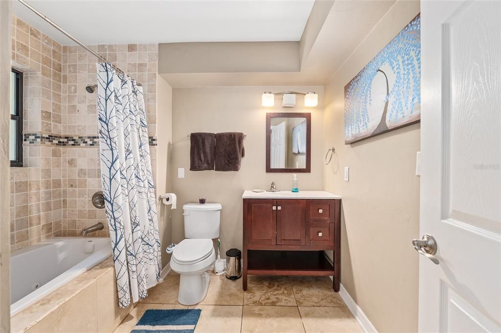 合同活跃: $469,000 (4 贝兹, 3 浴室, 2427 平方英尺)