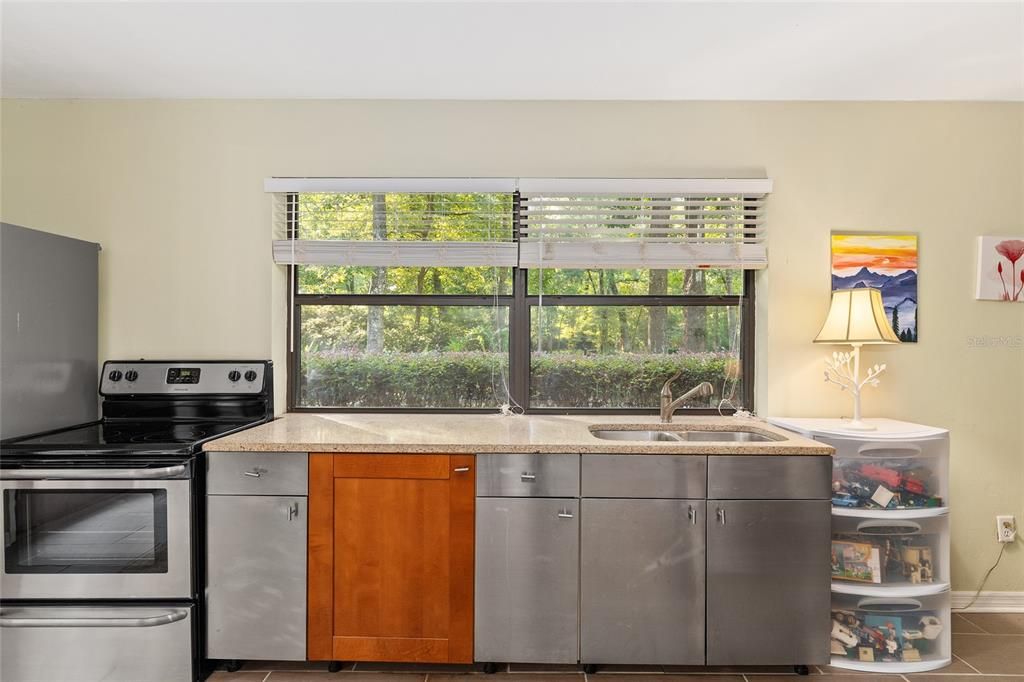 合同活跃: $469,000 (4 贝兹, 3 浴室, 2427 平方英尺)