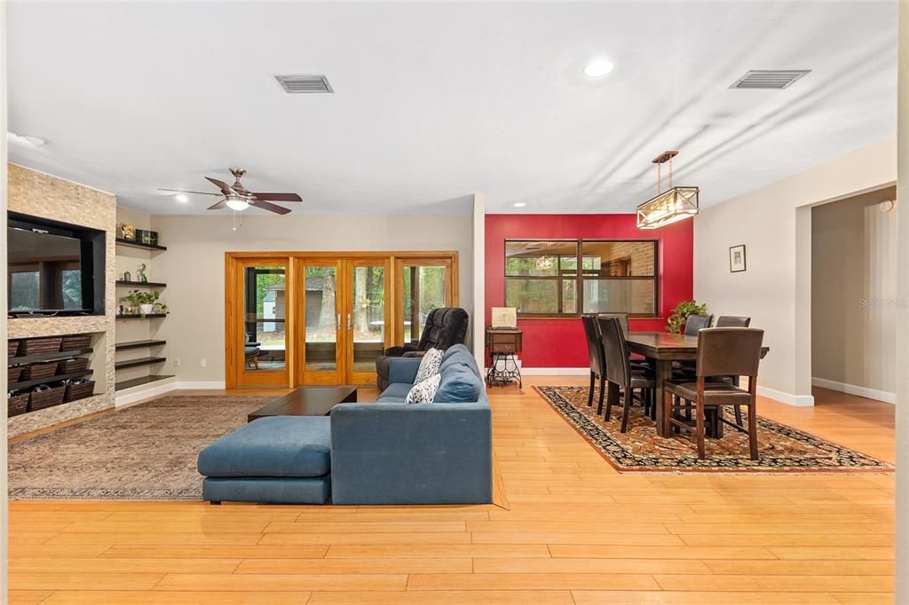 合同活跃: $469,000 (4 贝兹, 3 浴室, 2427 平方英尺)