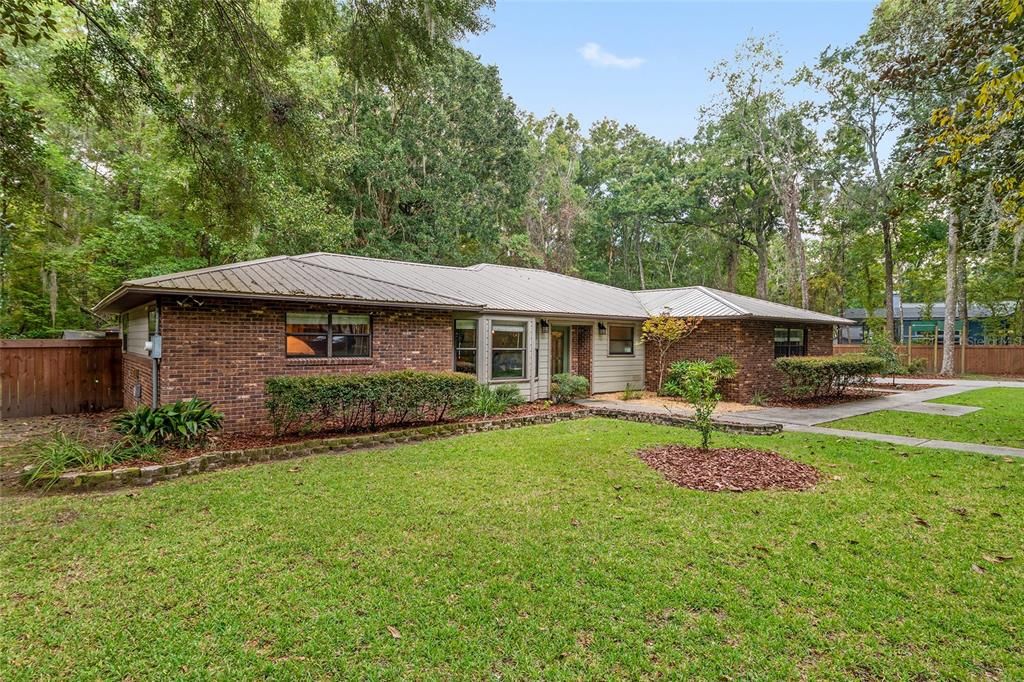 合同活跃: $469,000 (4 贝兹, 3 浴室, 2427 平方英尺)