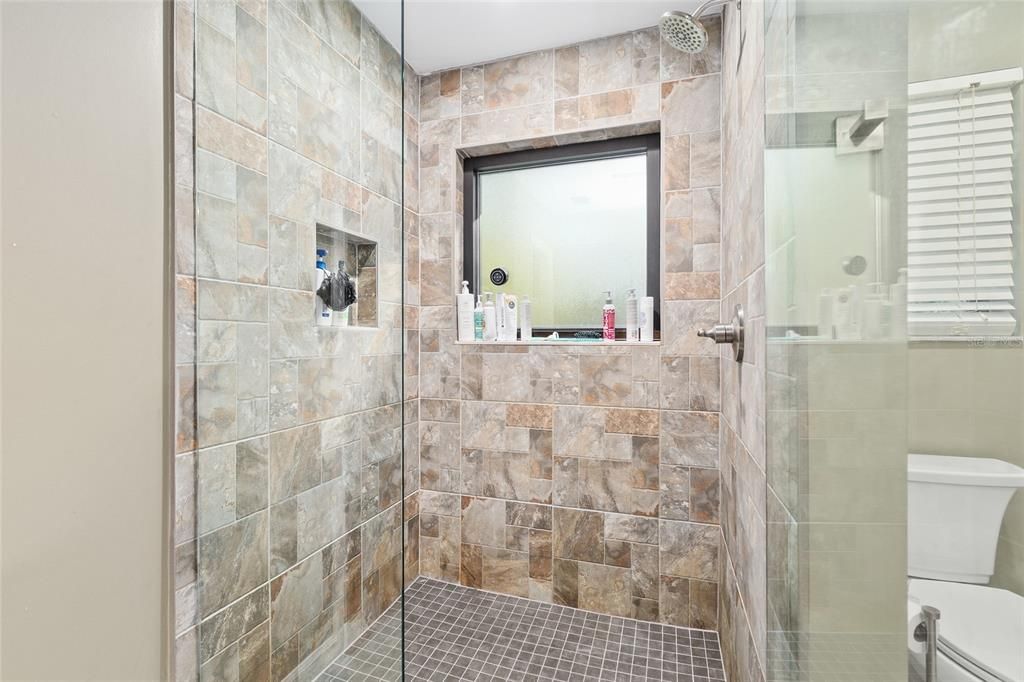 合同活跃: $469,000 (4 贝兹, 3 浴室, 2427 平方英尺)