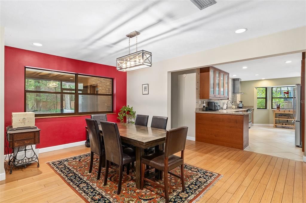 合同活跃: $469,000 (4 贝兹, 3 浴室, 2427 平方英尺)