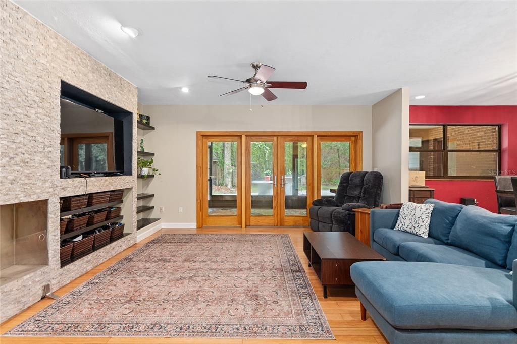 合同活跃: $469,000 (4 贝兹, 3 浴室, 2427 平方英尺)