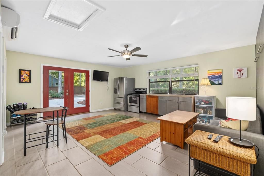 合同活跃: $469,000 (4 贝兹, 3 浴室, 2427 平方英尺)